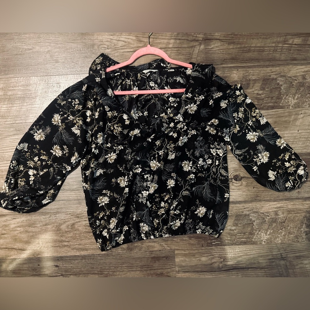 LBlack Floral Ruffle V-Neck Blouse